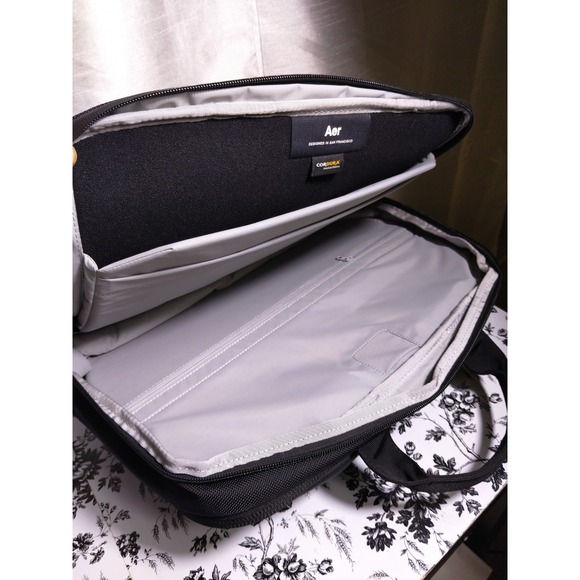 Aer Black Laptop Carry Spacious Bag 17" X 13" - Picture 6 of 10